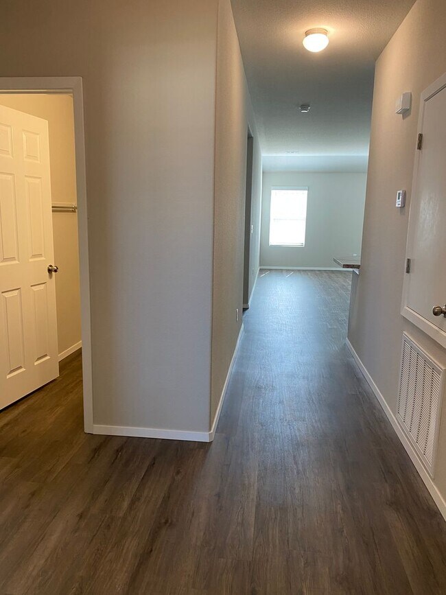 Building Photo - *$99 First Month's Rent!*  | 3 Bed + 2 Bath Home in Fox Tail!