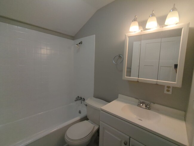 Building Photo - 405 Red Oak Dr