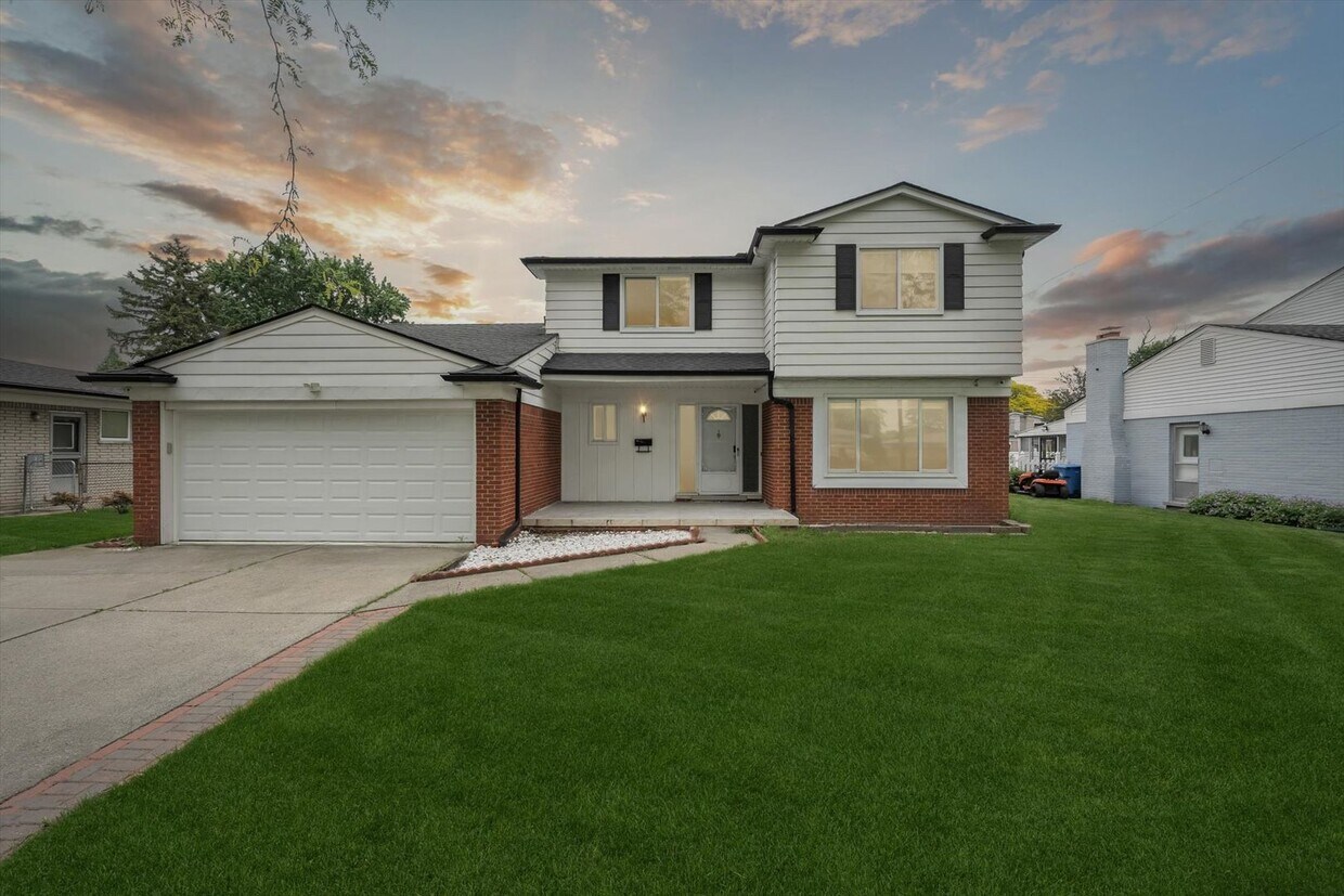 Primary Photo - Move-In Ready 4 bedroom, 3 bathroom Home i...