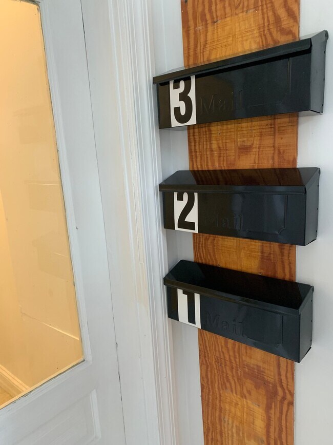 Foto del edificio - 1st Floor 1 Bedroom Apartment with Yard/Pa...