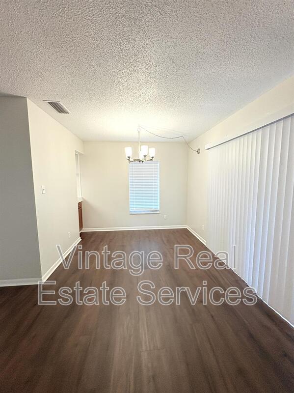 Foto del edificio - 851 Creekway Ct