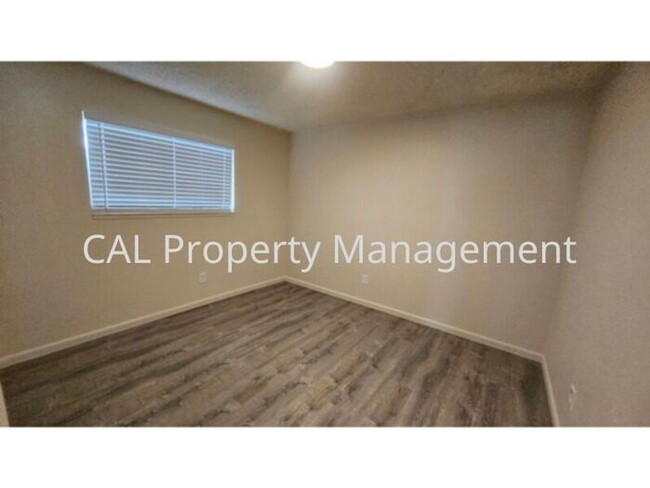 Building Photo - Single level 2 bedroom 1 bath apartment wi...