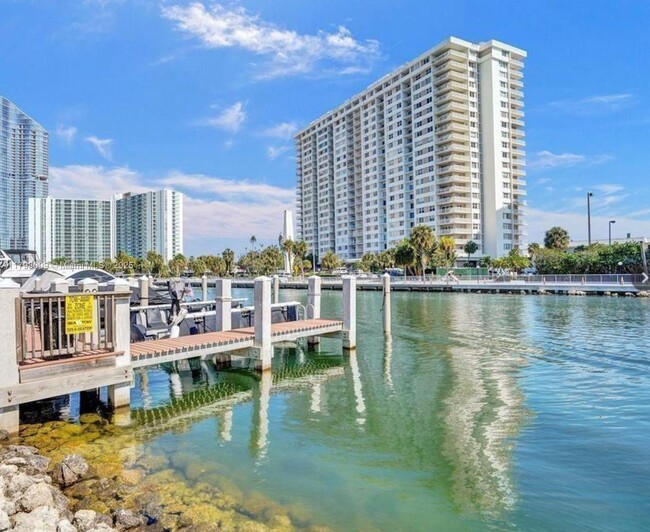 Building Photo - 400 Kings Point Dr