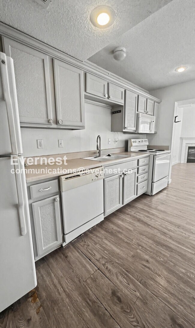 Foto del edificio - 2 Bed/2.5 Bath Townhome with Garage / Pet-Friendly / Skylights / Available Now!