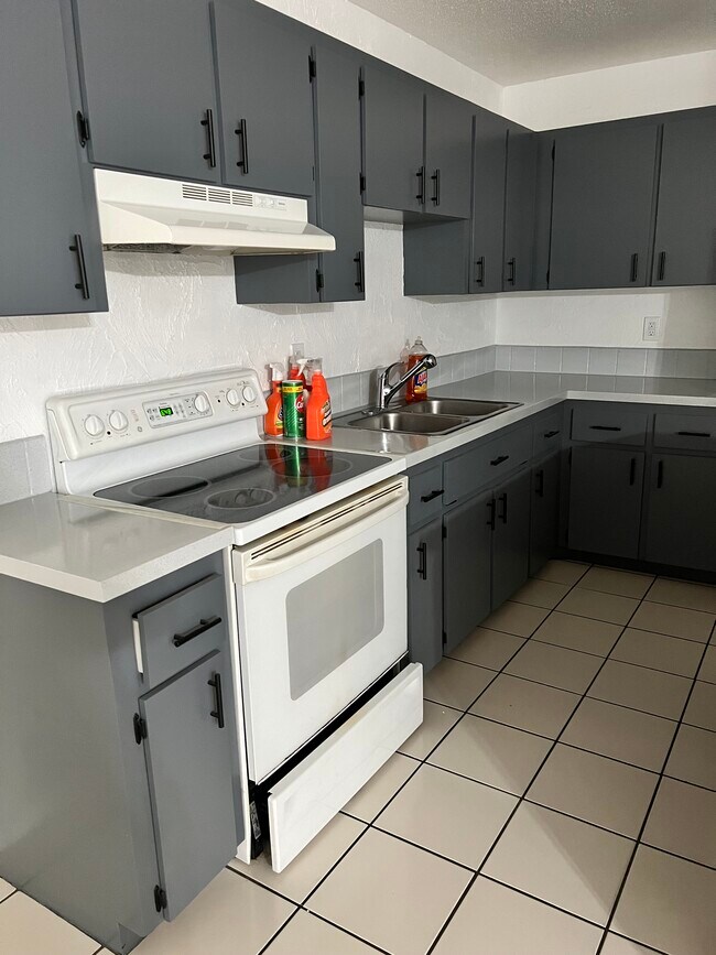 Building Photo - 1583 Sunset Ln