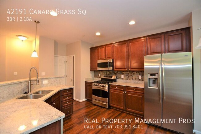 Building Photo - Beautifully Maintained 3 Bedroom 4 Level T...