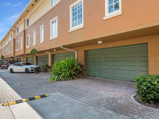 Foto del edificio - 2821 NE 185th St #404