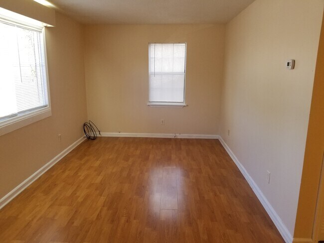 Foto del edificio - 411 Cattleman Dr NE