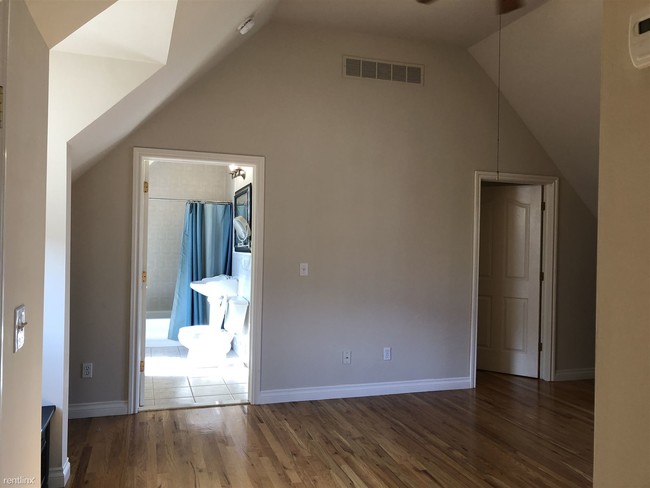 Building Photo - 1 br, 1 bath  - 445 E Ferry St