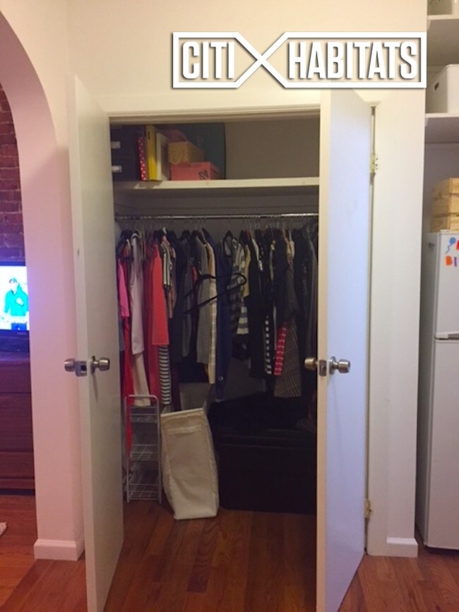 Foto del edificio - 309 W 72nd St