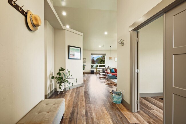 Building Photo - STUNNING 3bd/2ba Custom Home w/3 Car Garage on a Huge Lot!