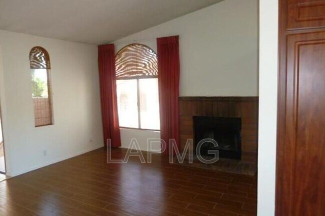 Foto del edificio - 23201 Sherman Way