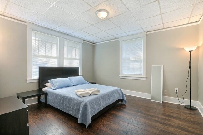 Building Photo - Large Downtown 3BR/2BA House For Rent Walk...