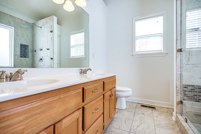 Building Photo - 1105 McDonough Cir