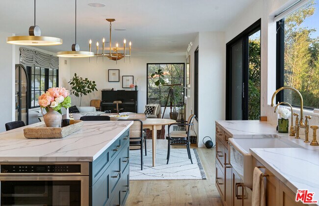 Foto del edificio - 2720 Hollyridge Dr