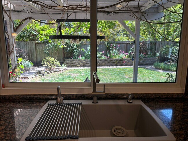 Foto del edificio - Large 4 Bedroom 3 bath Home, Plus Bonus Ro...