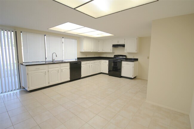 Foto del edificio - 5327 Karenbeth Dr