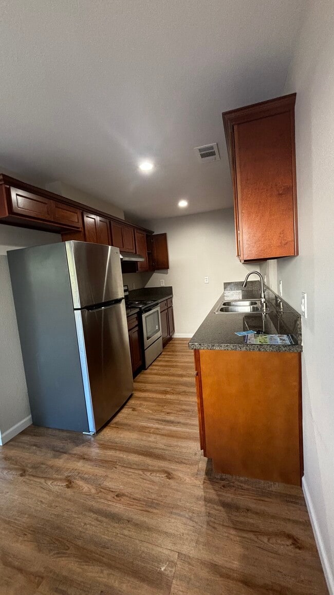 Foto del edificio - 1352 Drake Dr