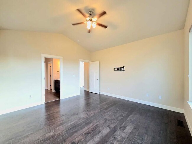 Foto del edificio - Large 3 bedroom, 3 bath newer build in sought after East Wenatchee neighborhood!