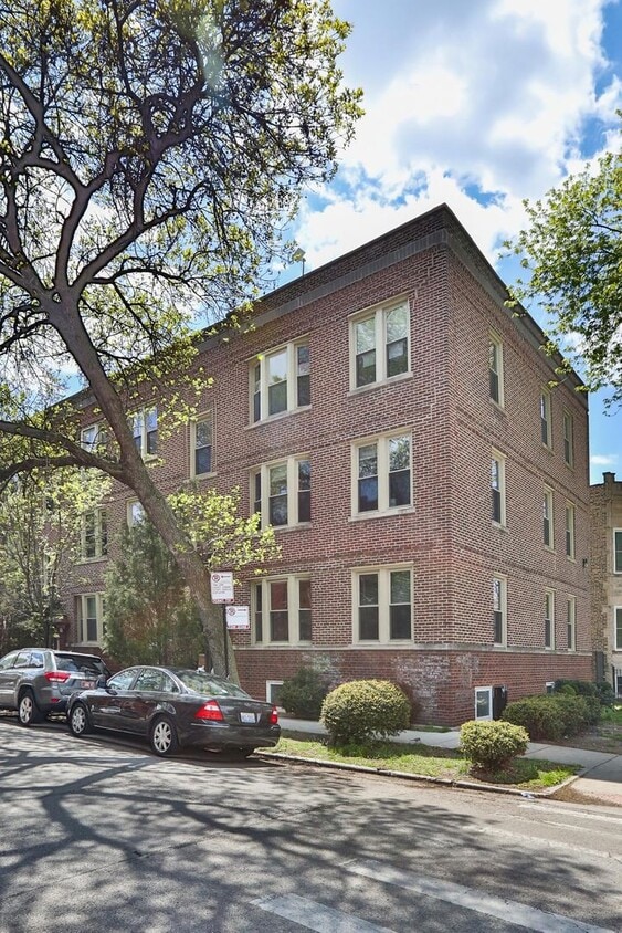 Sunny Large 1 Bedroom with Separate Living and Dining Rooms. Outdoor Space. Free Internet - Sunny Large 1 Bedroom with Separate Living and Dining Rooms. Outdoor Space. Free Internet