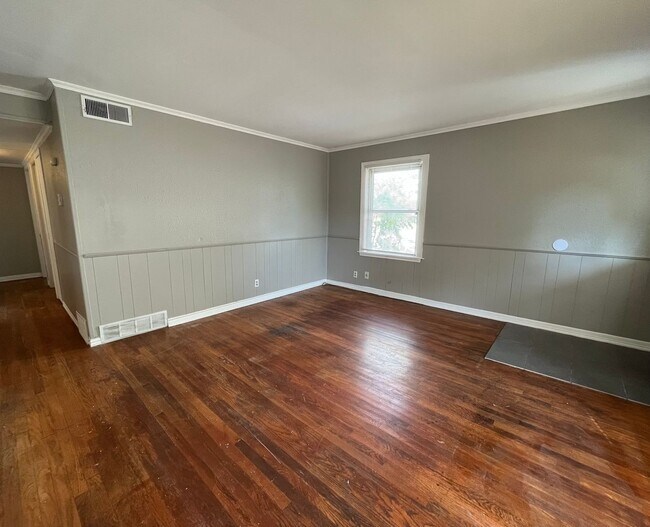 Building Photo - 3 bedroom near I-244