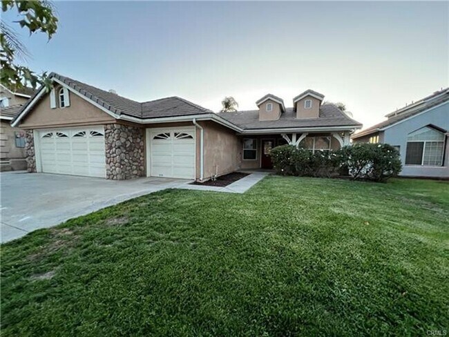 Foto del edificio - Stunning Pool Home in Menifee with Three-C...
