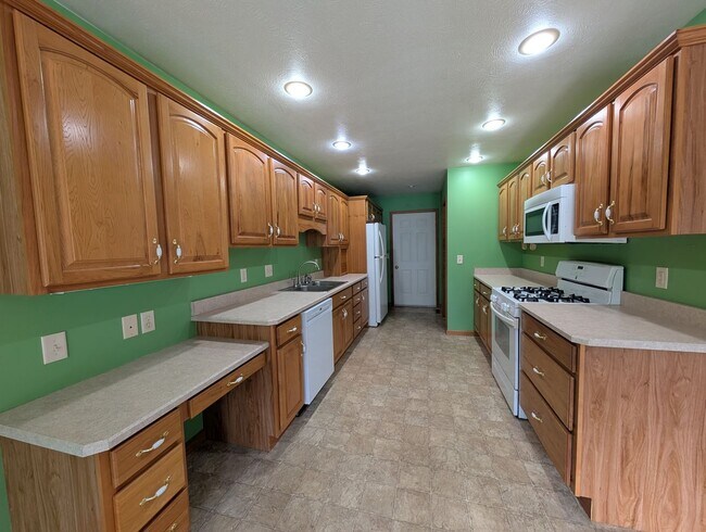 Building Photo - 63660 Hidden Ridge Ct