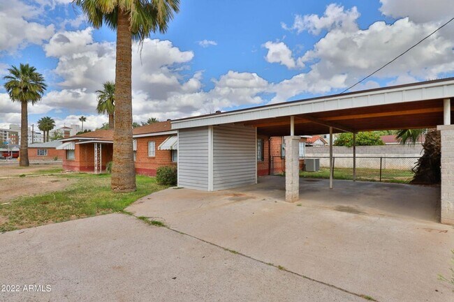 Building Photo - Updated 3 bedroom 2 full bathroom in Sun City