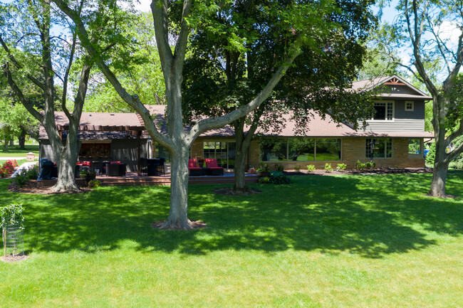 Building Photo - 701 Riverview Dr