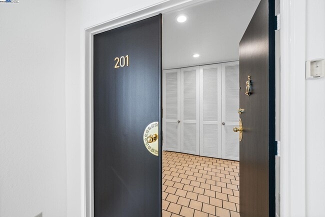 Building Photo - 695 Mariposa Ave