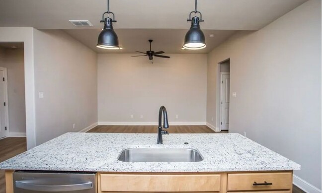 Foto del edificio - 3 Bedroom 2.5 Bathroom Townhome in Prime L...