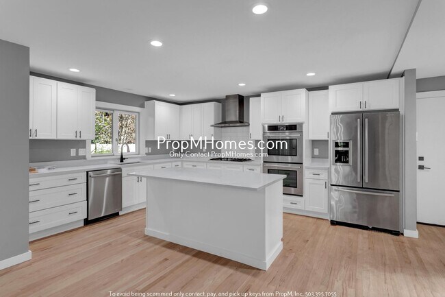 Foto del edificio - Spacious Lake Oswego Beauty - Six Bedroom Home - Updated Landscaping!