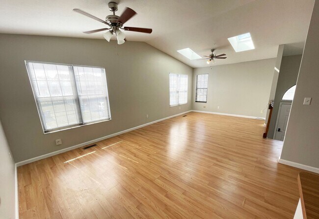 Building Photo - Welcoming Single Family in Dayton!
