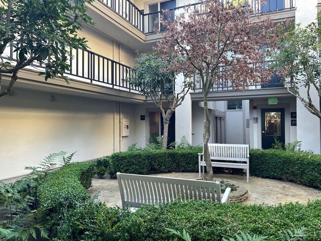 Foto del edificio - Tranquil 2BR/2BA Condo in Gated Pebble Beach