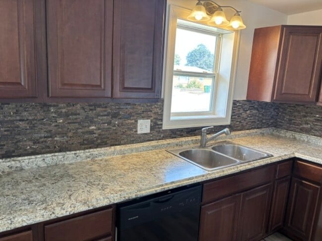 Building Photo - 2048 Hillview Dr