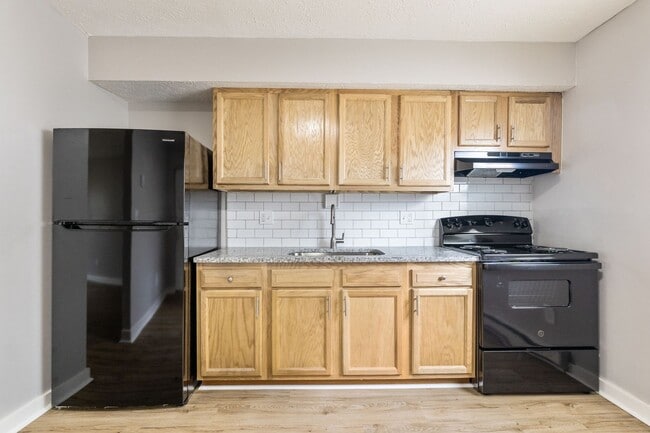 Building Photo - Newly Updated 2 BR/ 1 BA townhome MOVE-IN ...