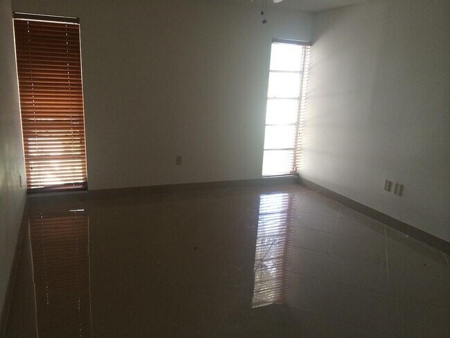 Foto del edificio - 485 N Pine Island Rd