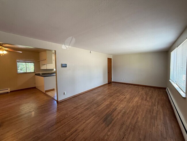 Foto del edificio - Crestline Ave/Lakeview St (Triplex)