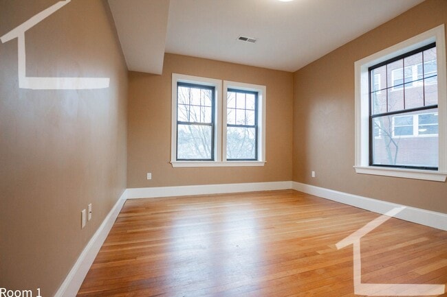Foto del edificio - Worth the Walk! Gorgeous 4bd/2bath in Brookline