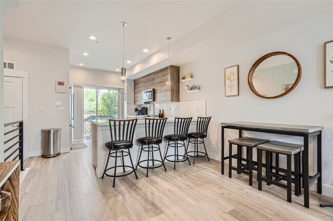 Foto del edificio - New Townhome with Private Patio