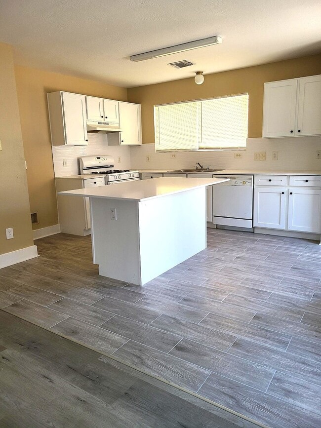 Building Photo - 15835 W Park Ct