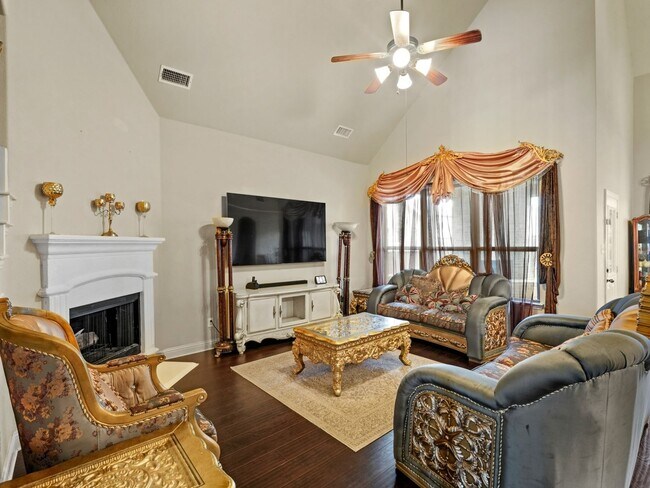 Foto del edificio - 5 Bedroom Single Family in Heartland