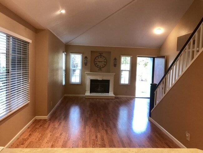 Foto del edificio - San Roque 3 Bedroom Townhouse - Available Late January