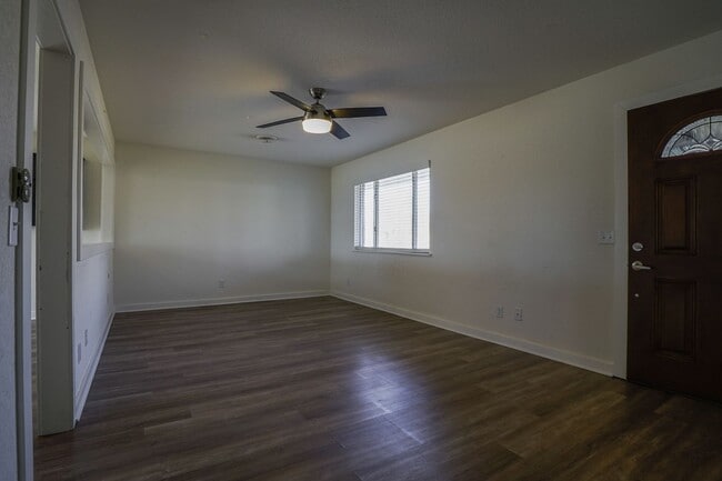 Building Photo - 3 Bedroom 2 Bath home on HUGE lot in Farmington!