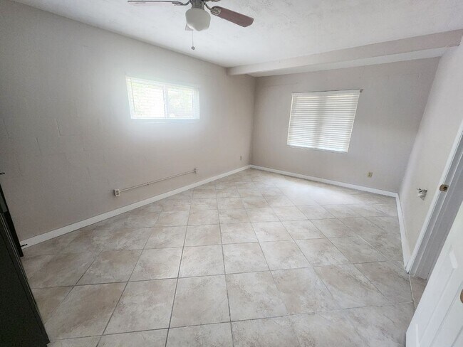 Building Photo - 2045 Valencia Way