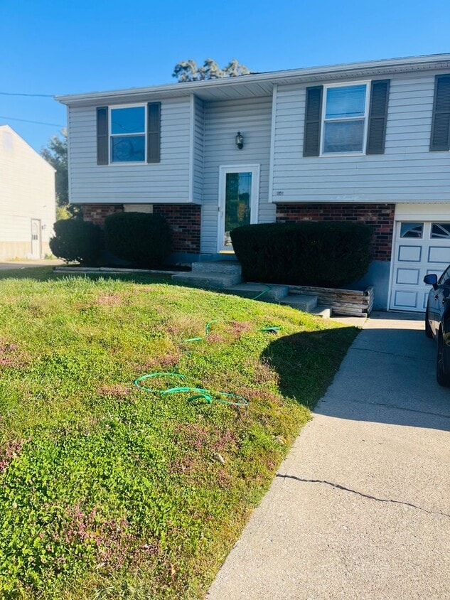 Foto principal - Hillview 3BR with Finished Basement & Big ...