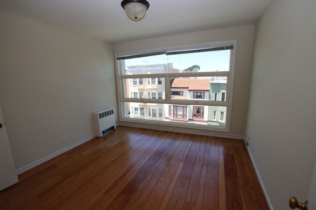 Building Photo - 1665 Chestnut St