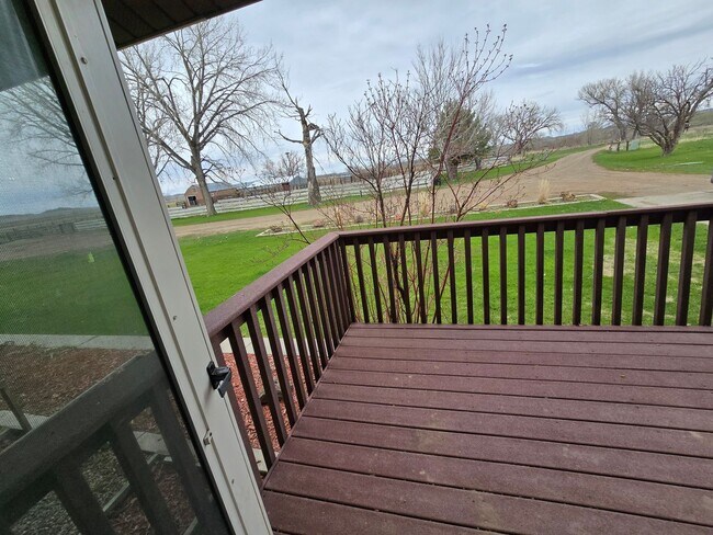 Building Photo - 4 bed, 3 bath house in the country