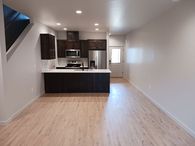Foto del edificio - Brand New 3 Bedroom Townhouse