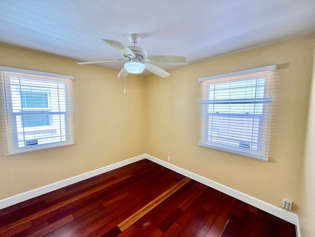 Building Photo - 1bd/1bth Cottage-Style Condo in University...